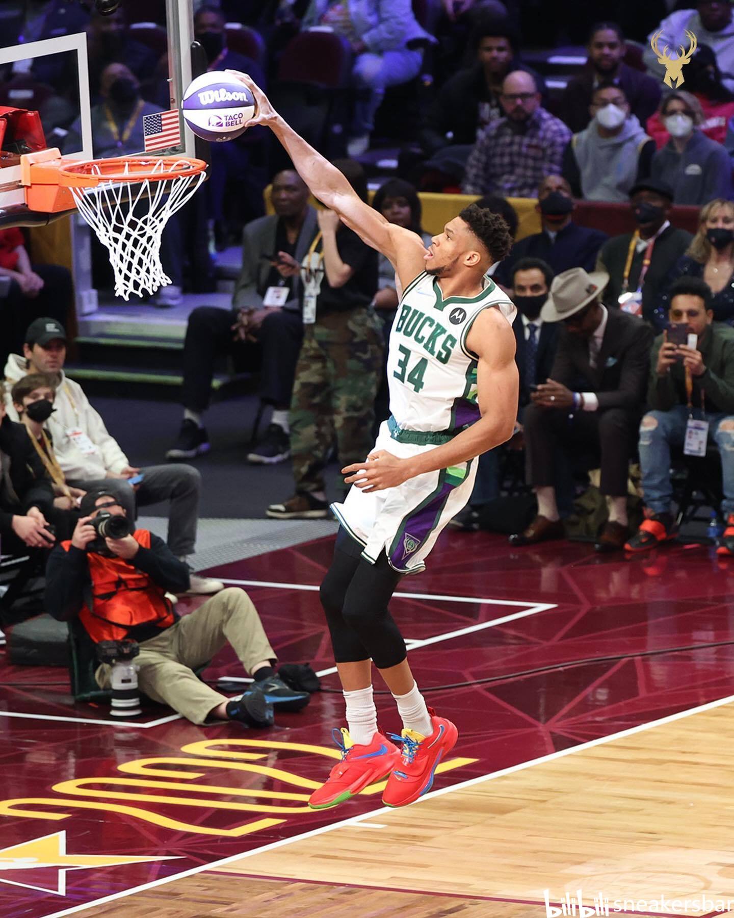 演员阿如那片场钻裤裆道歉引热议（演员阿如那因片场不当举动致歉引发热议）