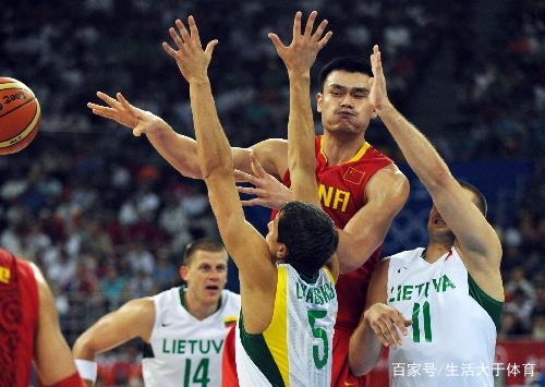 梅西太内向了，主持人说第一句就想拿着奖杯走，不到三年拿四冠（梅西被调侃太内向：刚开口就想捧杯走人，三年未满豪取四冠）