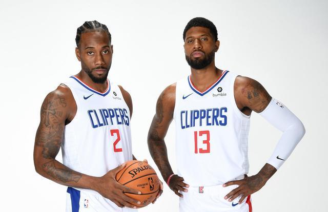 主持人爆料：麦金在圣米伦时，曾被队友扔出的训练杆刺伤大腿（主持人透露：麦金效力圣米伦期间曾被队友掷出的训练杆刺伤大腿）