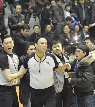 足球中超升班马爆冷击败卫冕冠军，全网热议（中超升班马掀翻卫冕冠军引爆全网热议）