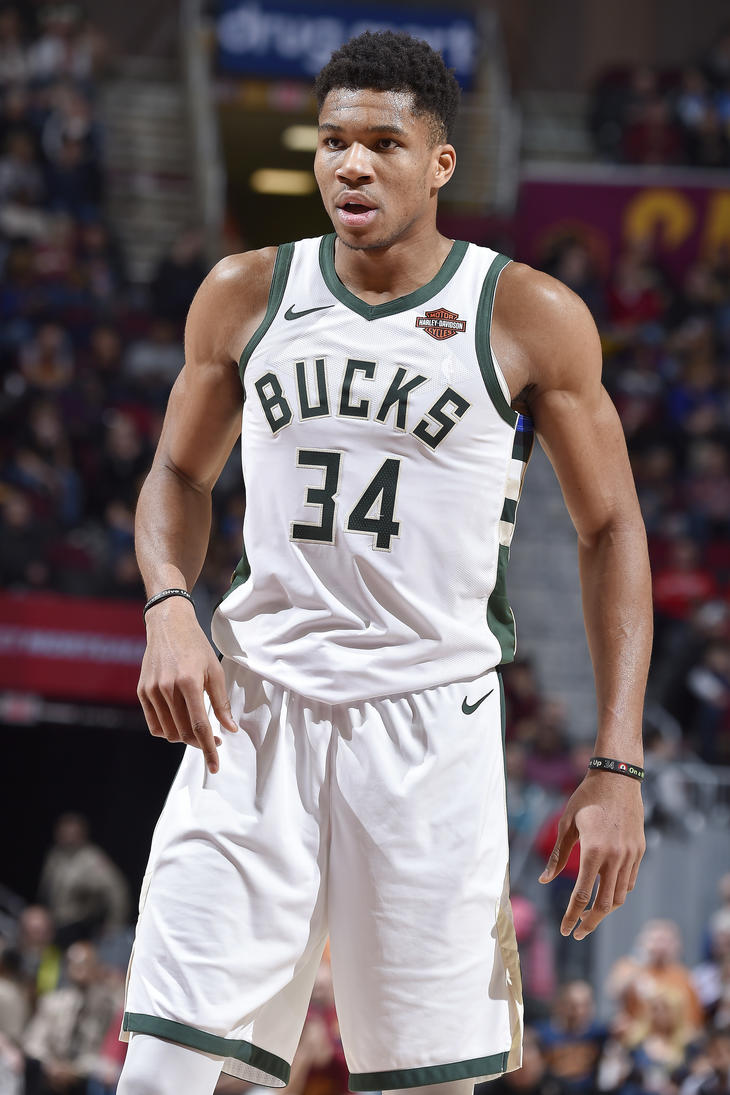 17岁天才卡尔展现极强潜力，德甲首秀表现亮眼，凭借出色技术和风格成为焦点。（17岁新星卡尔德甲处子秀惊艳，凭精湛脚法与独特风格抢尽风头）