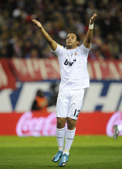 存在感拉满！狄龙半场15中8得到18分3助攻（手感火热！狄龙半场15投8中砍下18分3助攻）