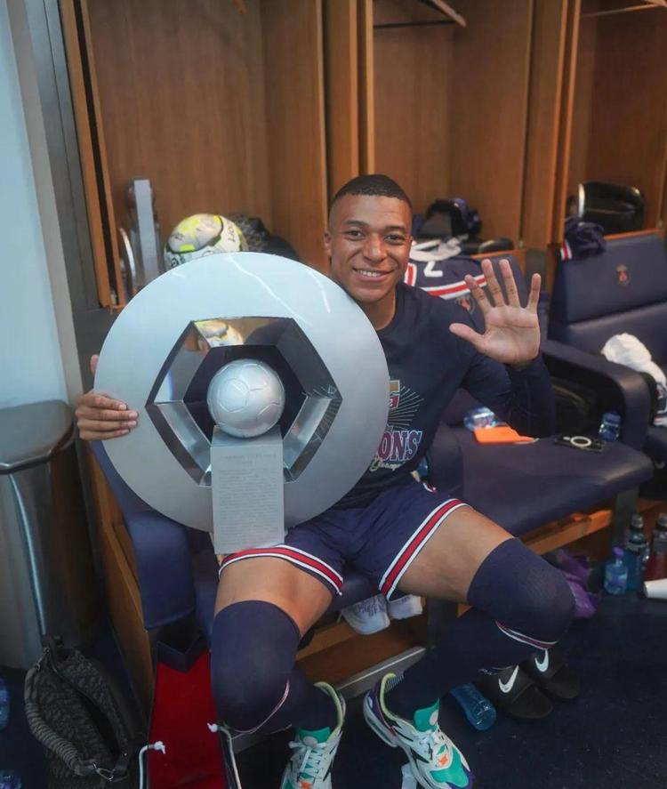 库里谈30岁后40+次数超乔丹：我更希望用赢球来庆祝（30岁后40+次数超越乔丹，库里：更愿以胜利庆祝）