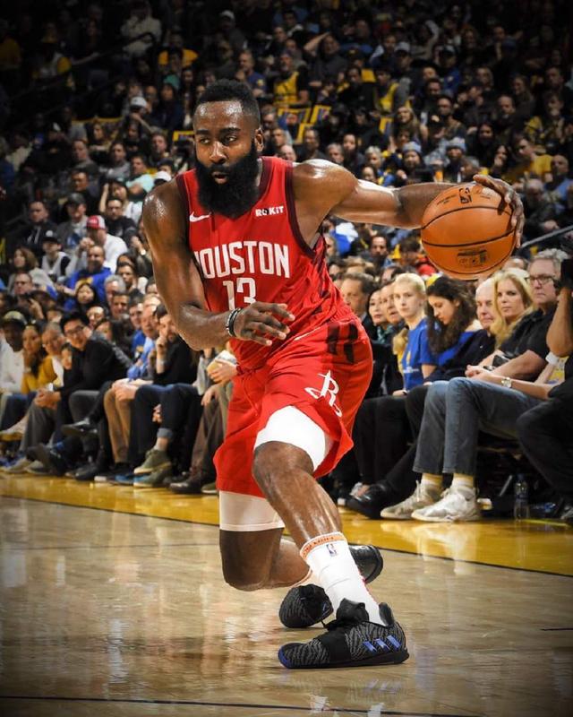 足球曼城后防核心伤缺三周，赛程压力巨大（曼城后防中坚伤停三周，密集赛程压力陡增）