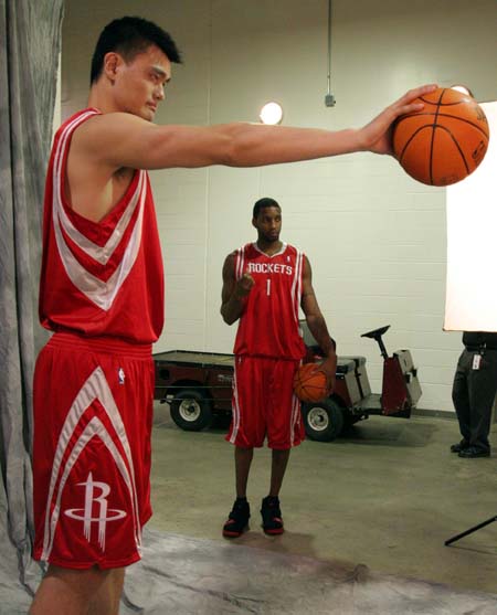 篮球场上的激情碰撞——弗拉格的强攻与防守对决（篮坛激战：弗拉格猛攻对撞钢铁防线）